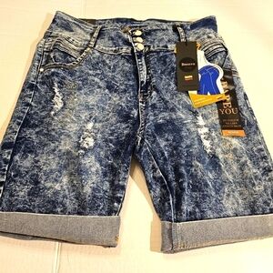 NWT Benava Butt Lifting Jean Shorts Acid Wash Stretchy Size 20
